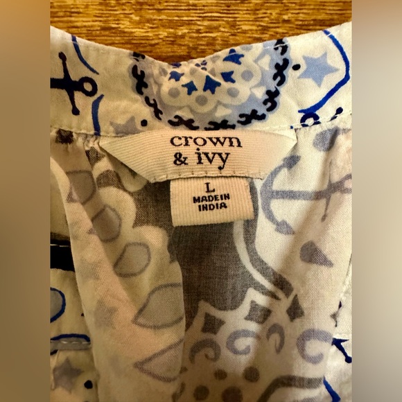 Beautiful Crown & Ivy Top - Picture 5 of 5